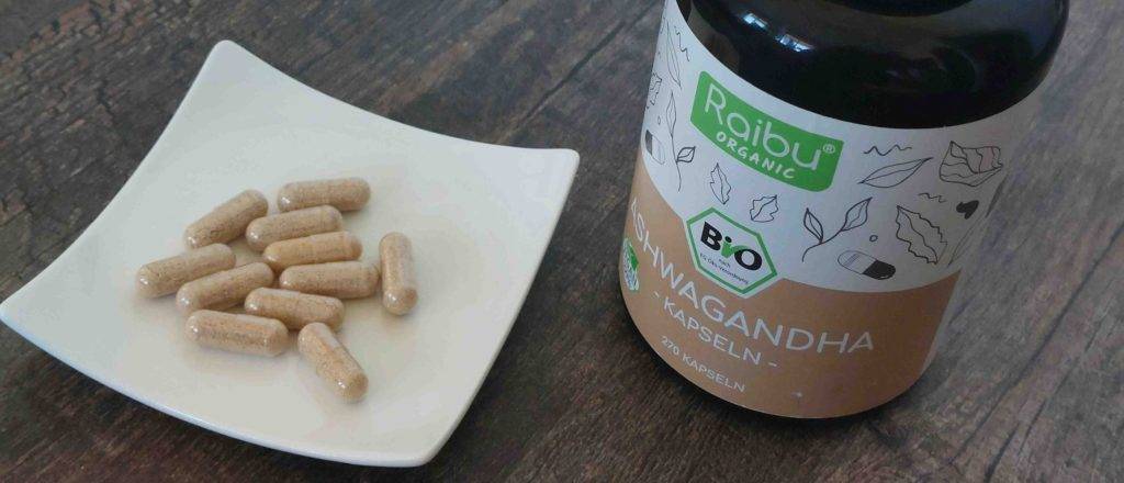 Ein Teller mit Ashwagandha-Kapseln und dessen Verpackung