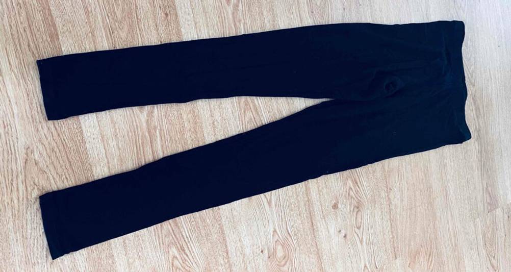Lange Unterhosen für Damen im Test: Gesamtansicht einer elastischen schwarzen Unterhose, die ausgebreitet auf einer Holzoberfläche liegt.