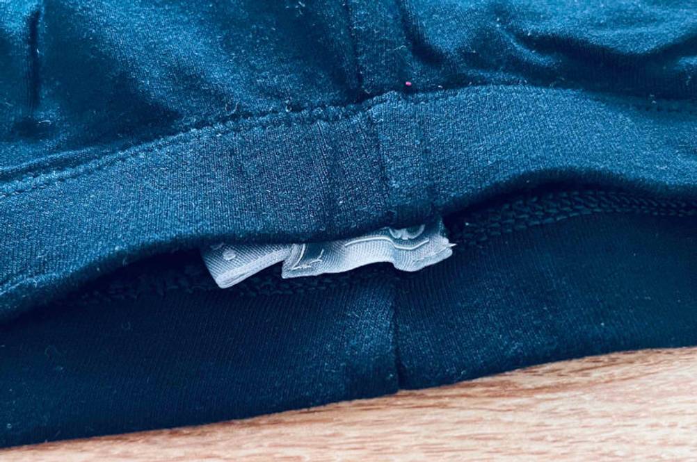 Schwarze, lange Unterhosen für Damen im Test, mit Fokus auf das mit Gummizug verarbeitete Taillenbündchen.