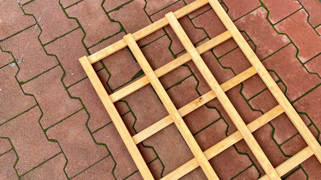 Im Test: Detailansicht des Materials eines Rankgitters aus Holz, das auf einem Boden liegt.
