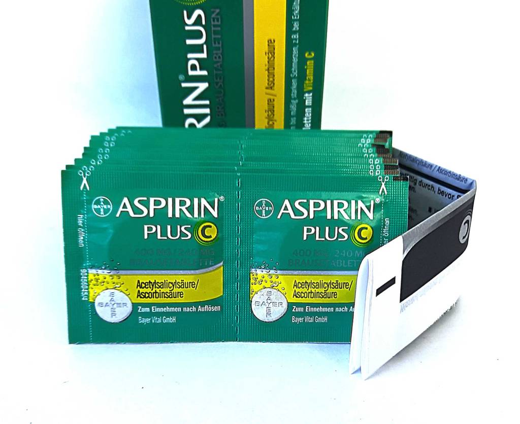 Nahaufnahme des Inhalts einer Verpackung mit 20 Brausetabletten der Aspirin Tabletten im Test.