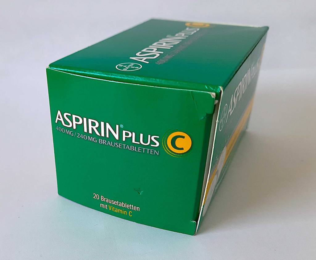 Nahaufnahme der Verpackung mit 20 Brausetabletten plus Vitamin C der Aspirin Tabletten im Test.