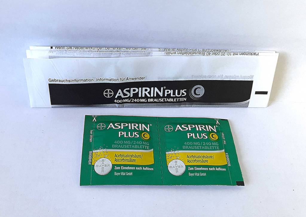 Ansicht der Gebrauchsinformation hinter der Verpackung mit zwei Brausetabletten der getesteten Aspirin Tabletten.