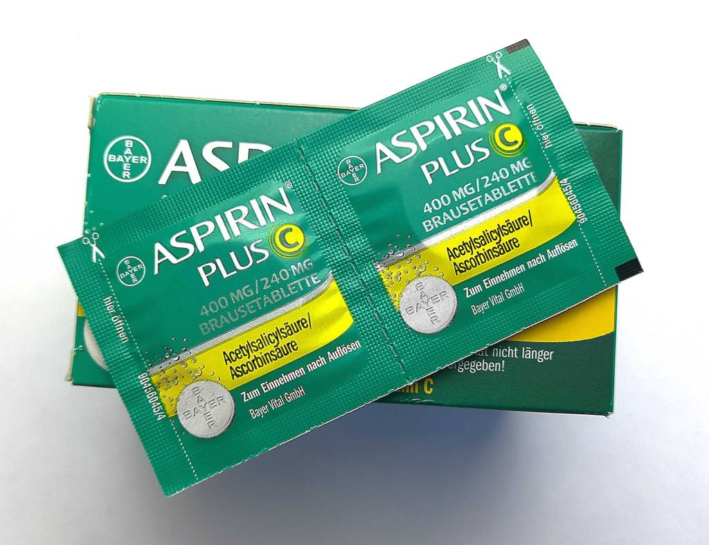 Im Test: Aspirin Tabletten Plus 400 mg zum Auflösen befinden sich in der Verpackung auf einer Packung.
