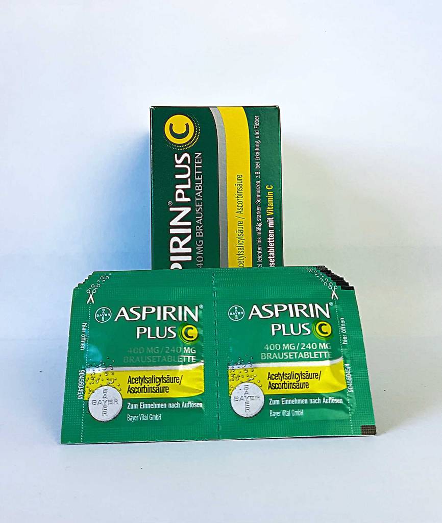 Ansicht der verpackten Brausetabletten, die vor einer Verpackung mit 20 Aspirin Tabletten im Test liegen.