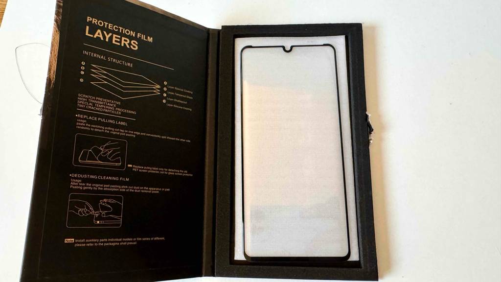 Huawei P30 Pro-Schutzfolie-Test: Auf einer Seite der aufgeklappten Verpackung stehen Informationen zur Handhabung.