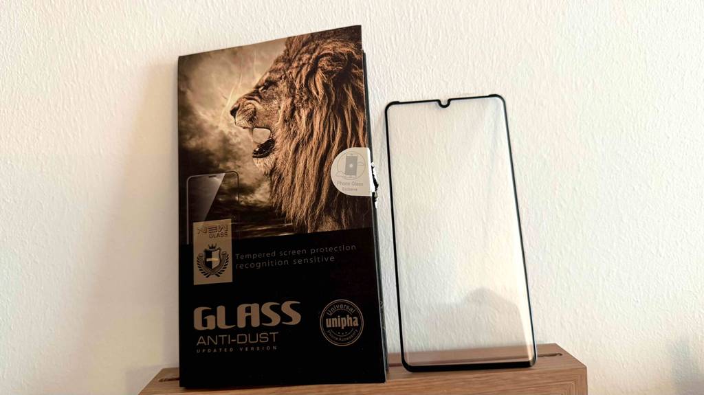 Neben einer getesteten Huawei P30 Pro-Schutzfolie steht die Verpackung mit einem brüllenden Löwen darauf.