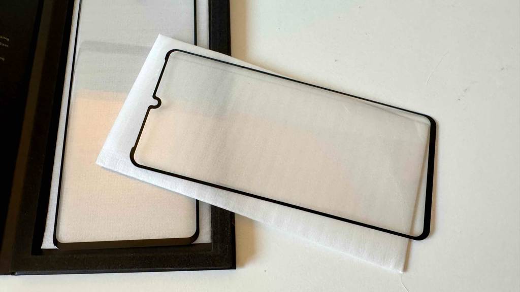 Eine Huawei P30 Pro-Schutzfolie liegt zum Testen quer auf der Schutzverpackung.