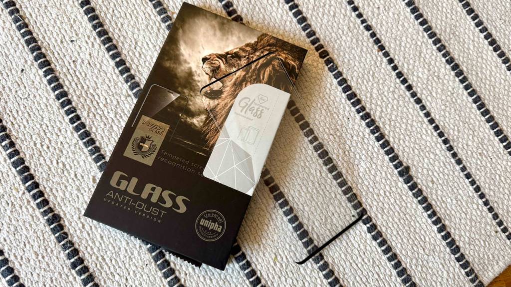 Auf der Verpackung von getestetem Samsung Galaxy S10 plus-Panzerglas brüllt ein Löwe.