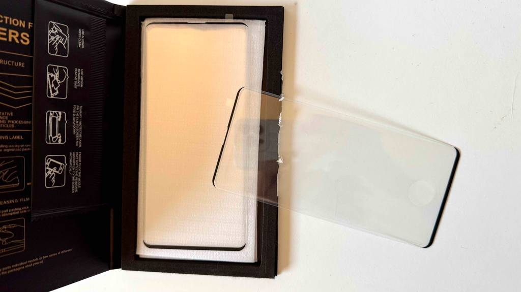 Samsung Galaxy S10 plus-Panzerglas im Test: Im Innenteil der aufklappbaren Verpackung steht die bebilderte Anleitung.