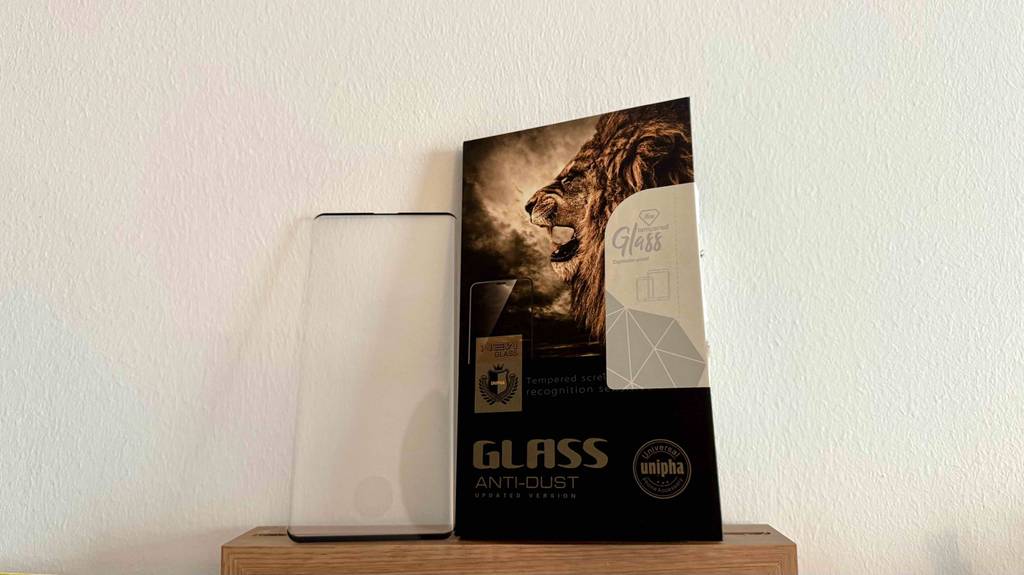 Frontansicht eines Samsung Galaxy S10 plus-Panzerglas im Test.