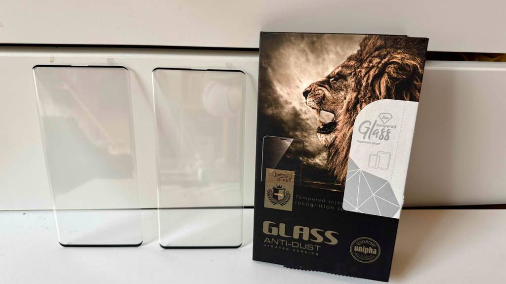 Samsung Galaxy S10 plus-Panzerglas-Test: zwei Gläser lehnen neben der Originalverpackung an einer Wand.