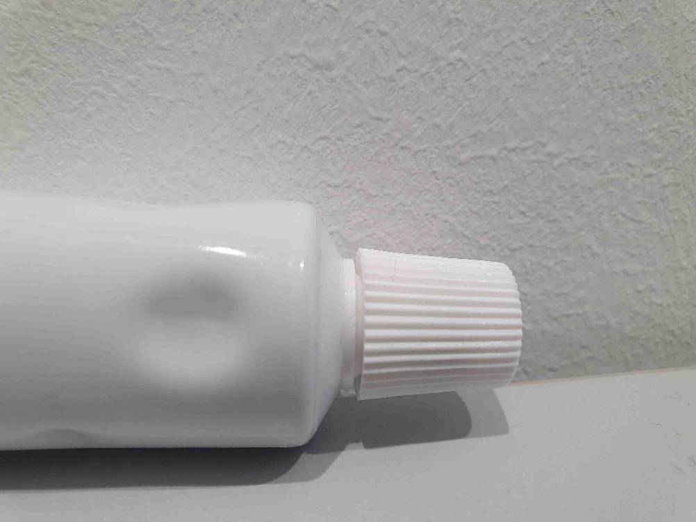 Wärmeleitpaste im Test: Detailansicht der Tube mit Kappe.