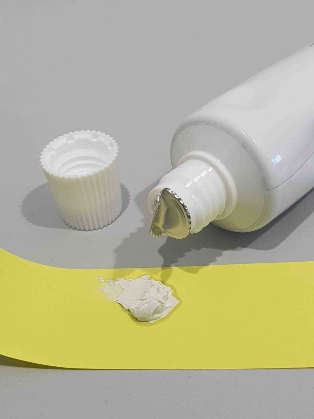 Im Test: Vor einer geöffneten Tube Wärmeleitpaste ist ein Klecks, nebendran die Kappe.