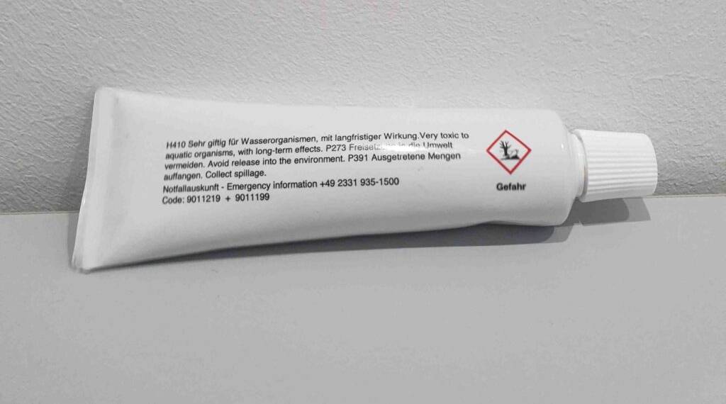 Wärmeleitpaste-Test: Auf der Rückseite der Tube stehen Verwendungsinformationen.