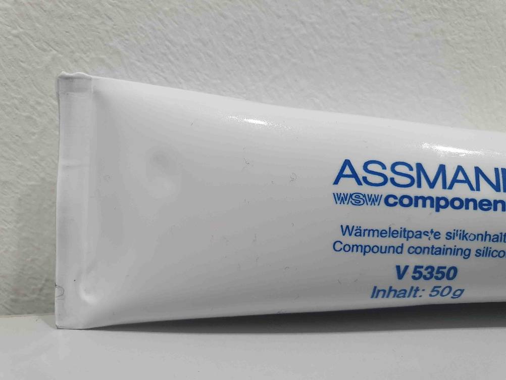Auf der Tube einer getesteten Wärmeleitpaste stehen Informationen zum Hersteller und zum Inhalt.