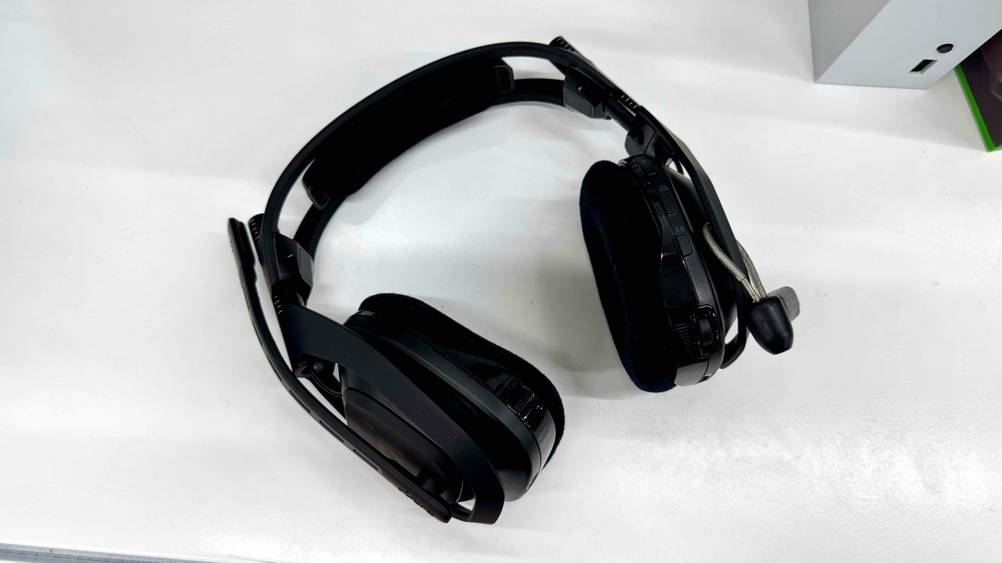Auf einer hellen Fläche liegt das getestete Astro-Headset.