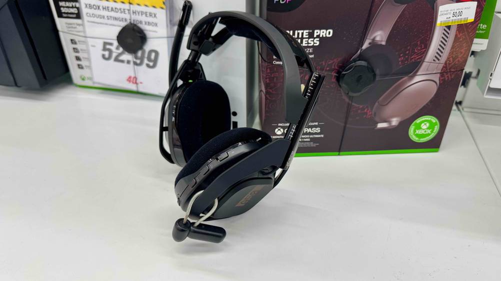 Vor mehreren Verpackunge befindet sich das Astro-Headset im Test.
