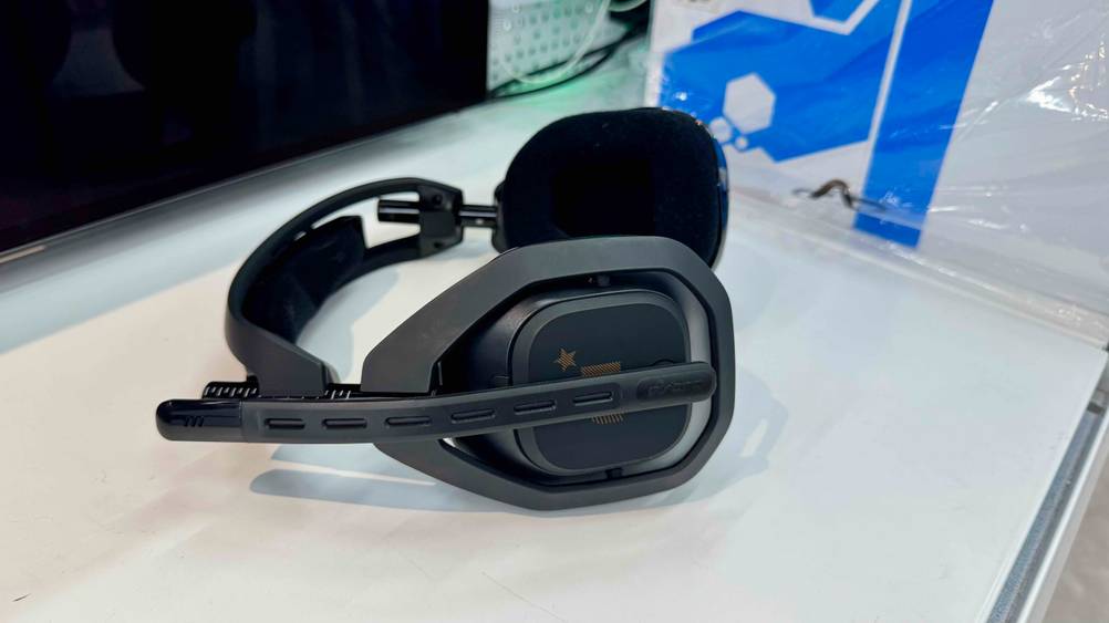 Auf einer hellen Fläche liegt das Astro-Headset im Test.