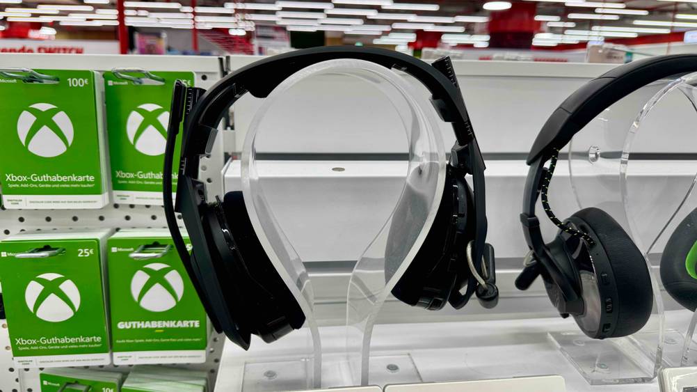 Das getestete Astro-Headset auf einem Ständer auf einem Verkaufsregal.