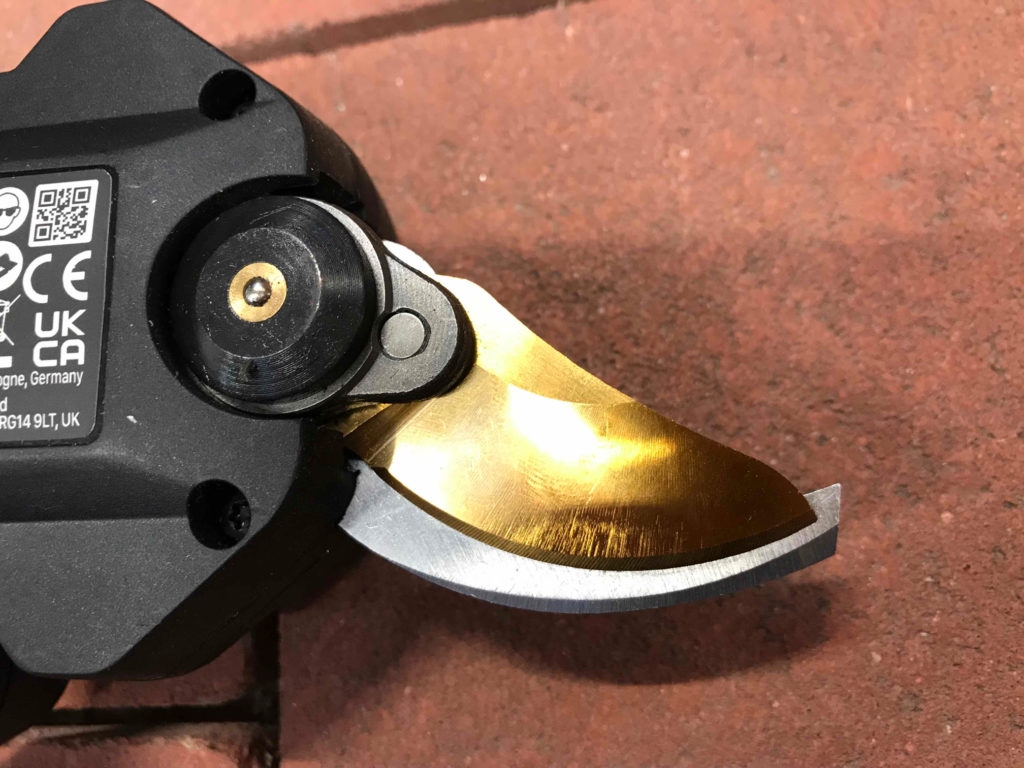 Astschere im Test: Blick auf die Klingen.