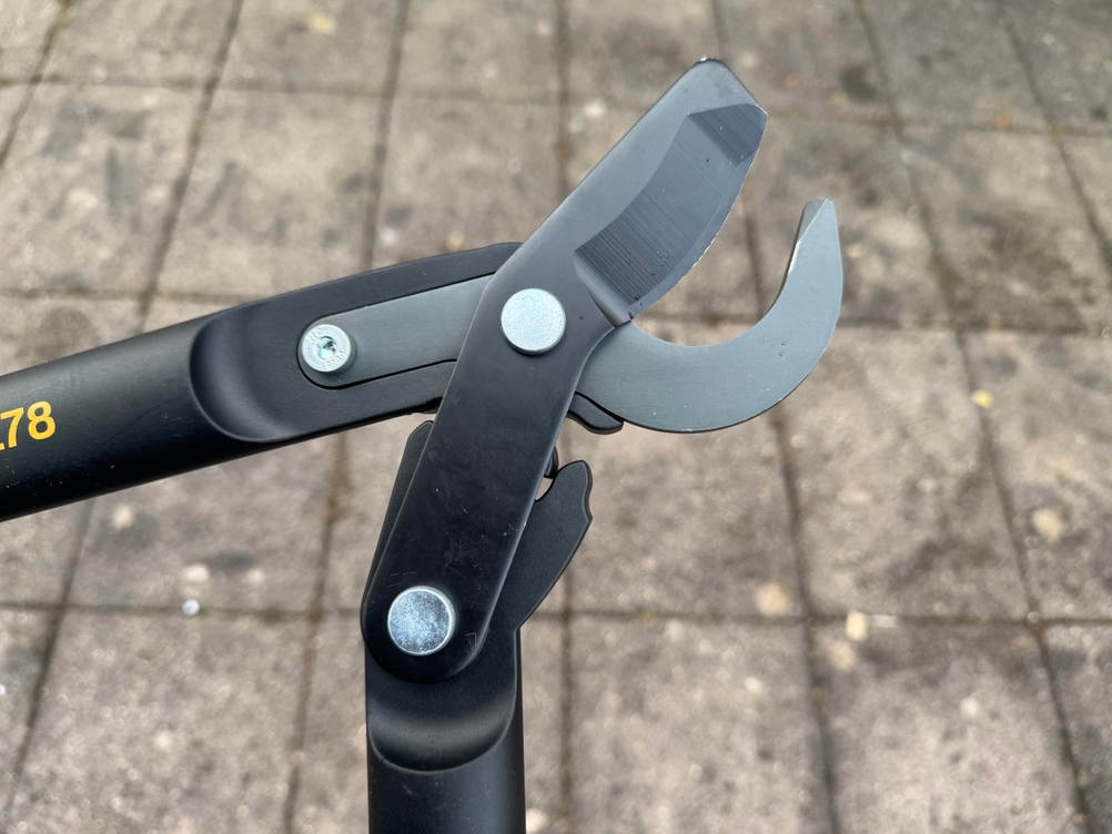 Detailansicht des Schneidmechanismus der getesteten Astschere von Fiskars.