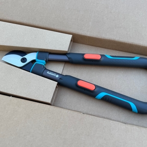 Getestete Astschere von Gardena im Karton.