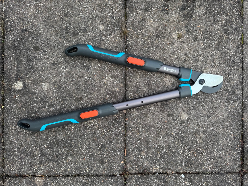 Getestete Gardena-Astschere mit einem verlängerten Arm.