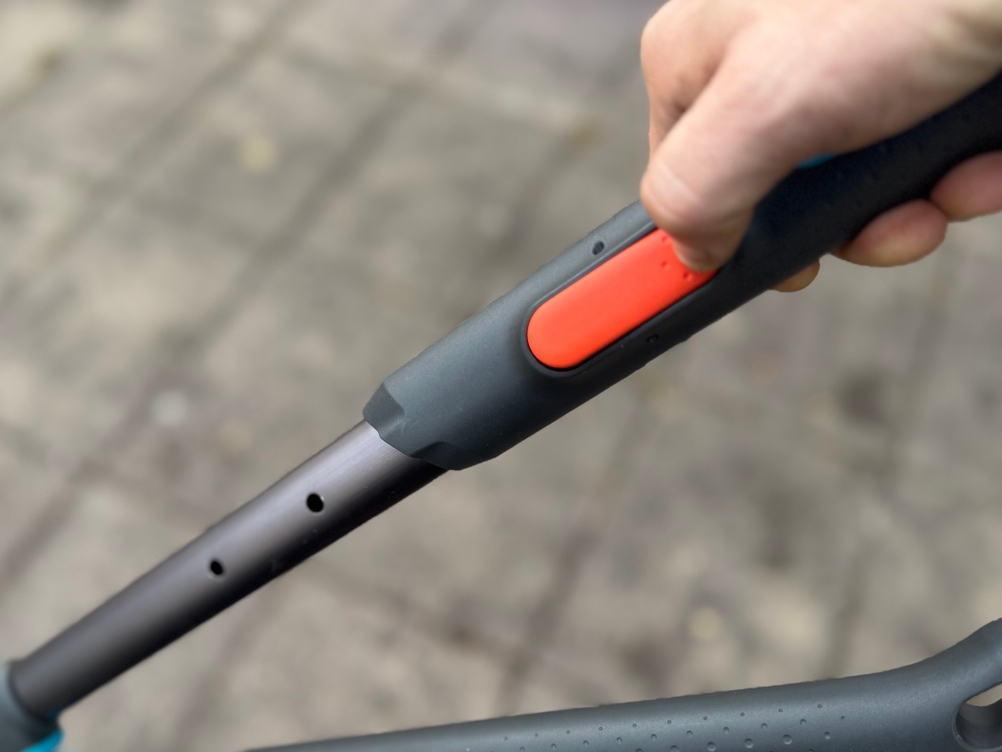 Detailansicht der Knöpfe zum Verlängern der Gardena-Astschere.