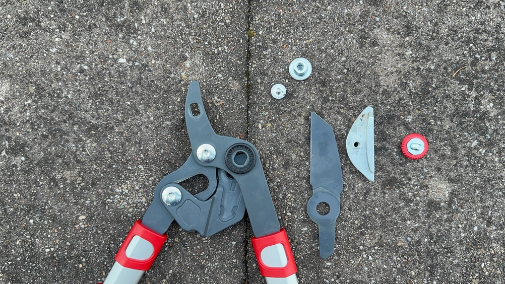 Die getestete Astschere von Wolf Garten demontiert.