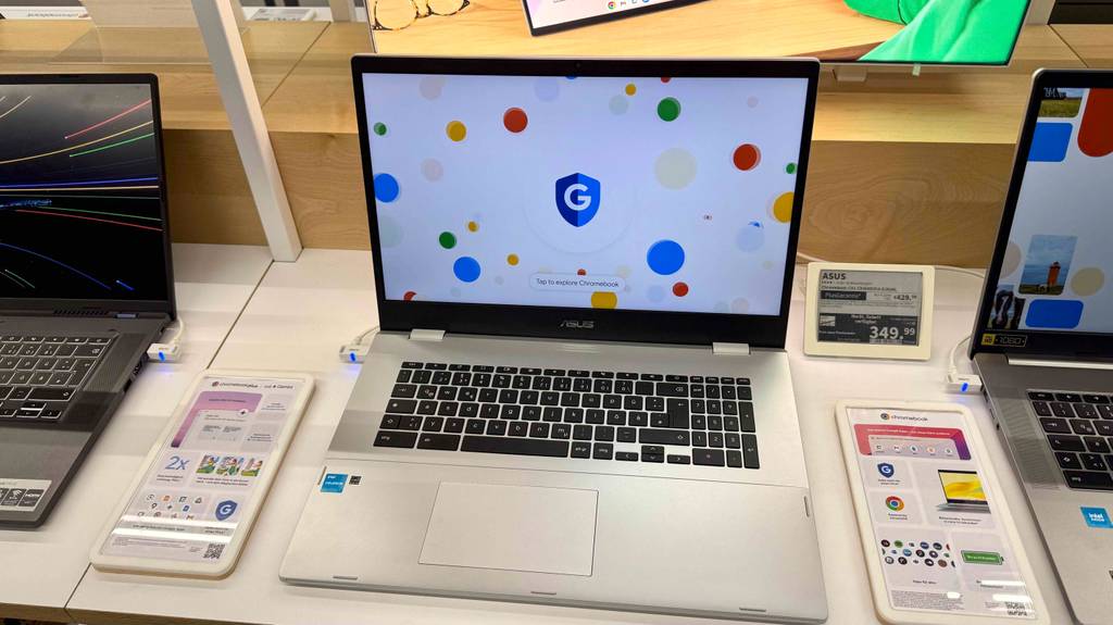 Frontansicht eines eingeschalteten getesteten Asus-Chromebooks.