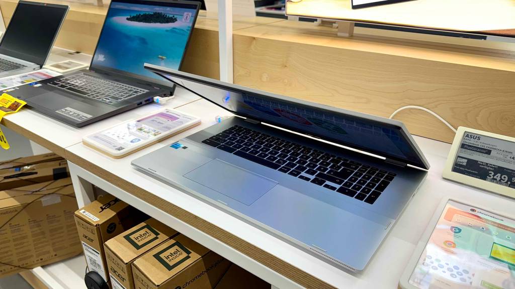 Asus-Chromebook getestet: Blick von vorn auf die Tastatur eines halb aufgeklappten Geräts.