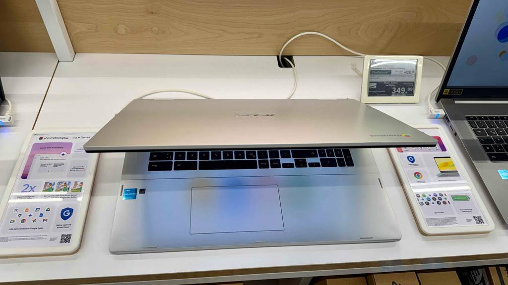 Blick von oben auf ein halb zugeklapptes Asus-Chromebook im Test.
