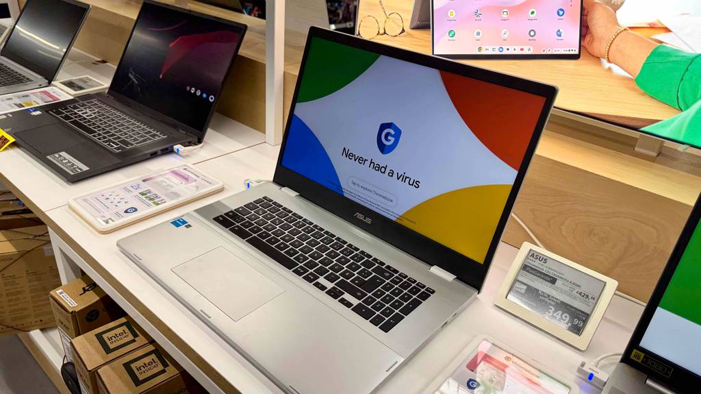 Blick von seitlich oben auf ein Asus-Chromebook im Test.