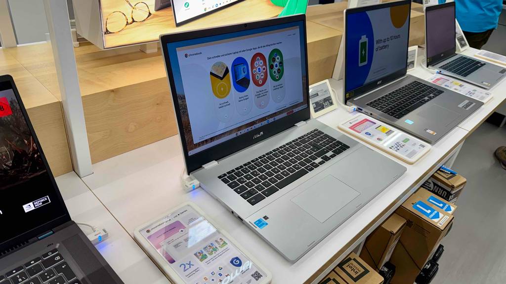 Asus-Chromebook im Test: Mehrere Geräte stehen nebeneinander.