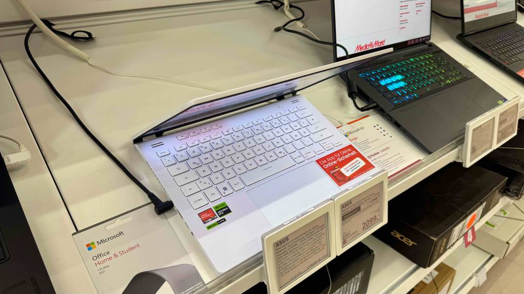 Ein halb zugeklapptes ASUS-Gaming-Laptop steht zum Testen auf einem Regal.