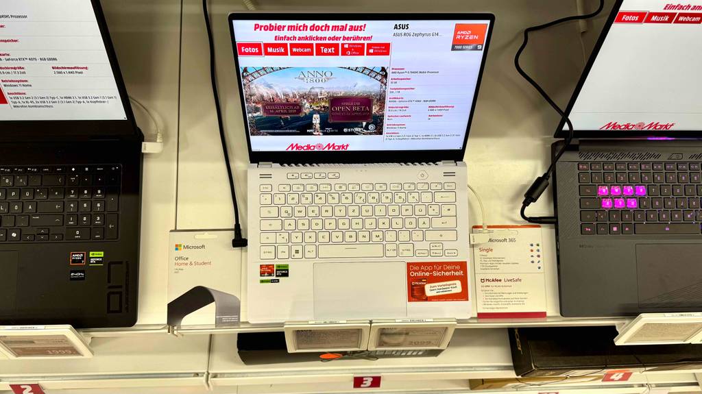 Blick von oben auf ein eingeschaltetes ASUS-Gaming-Laptop im Test.
