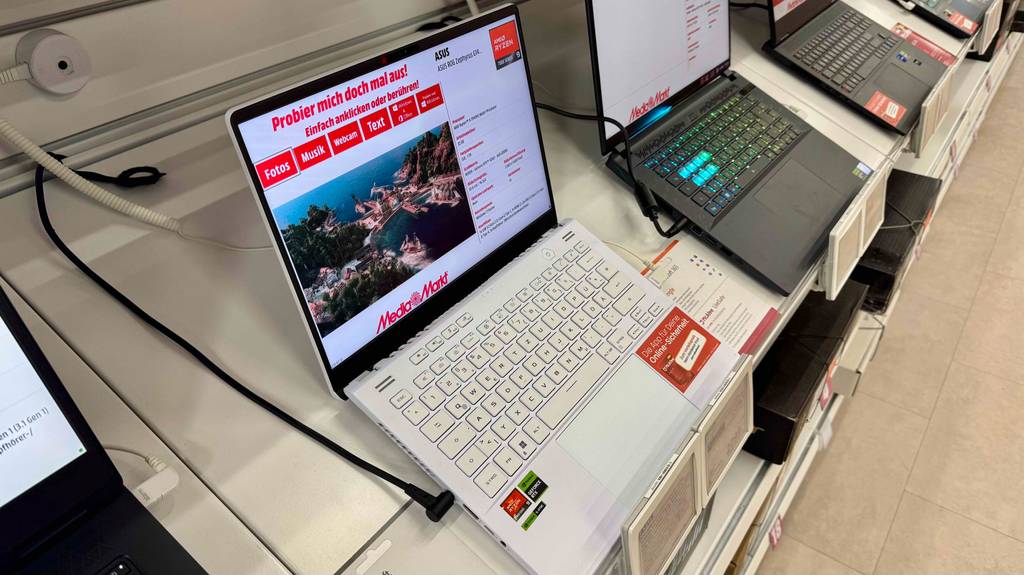 Blick von schräg oben auf ein eingeschaltetes, getestetes ASUS-Gaming-Laptop.
