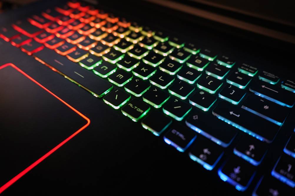 laut Tests bei Gamern sehr beliebt: beleuchtete Tastatur eines Dell-Gaming-Laptops