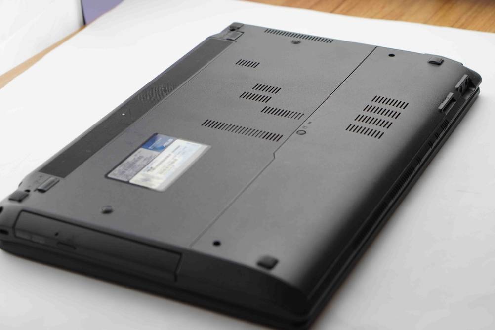 Asus-Laptop getestet: Rückseite eines Gerätes auf einer hellen Fläche.