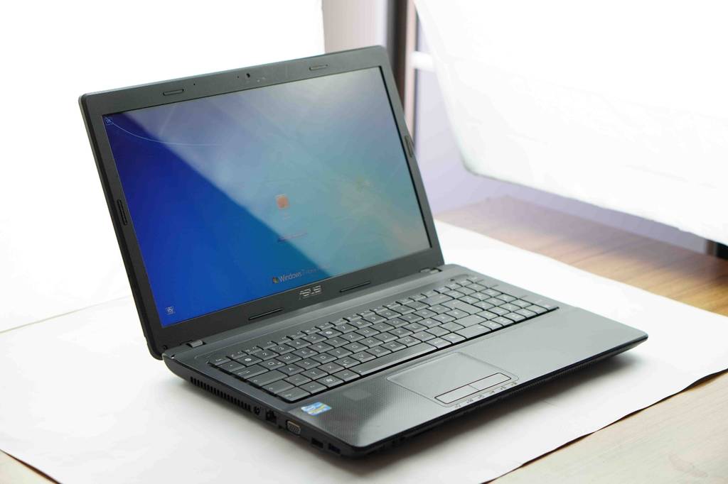 Getesteter Asus-Laptop befindet sich auf einem Schreibtisch. 