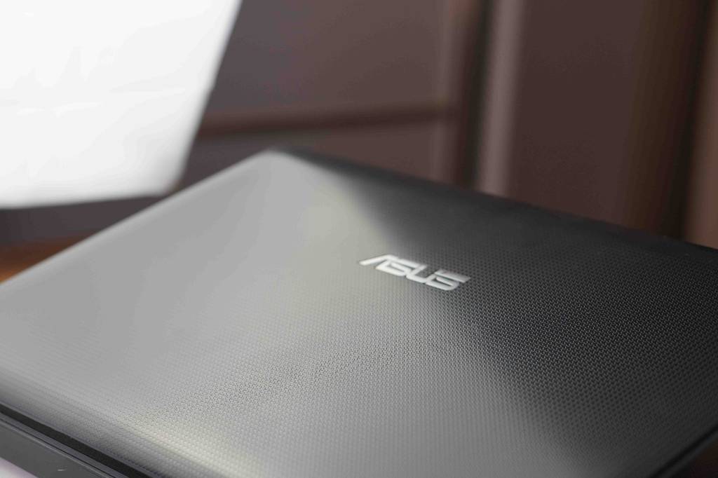 Zusammengeklappter Asus-Laptop im Test.