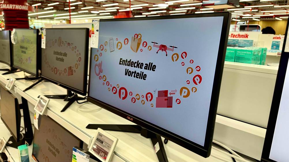 Der getestete Asus-Monitor (27 Zoll) auf einem Verkaufsregal von schräg seitlich.
