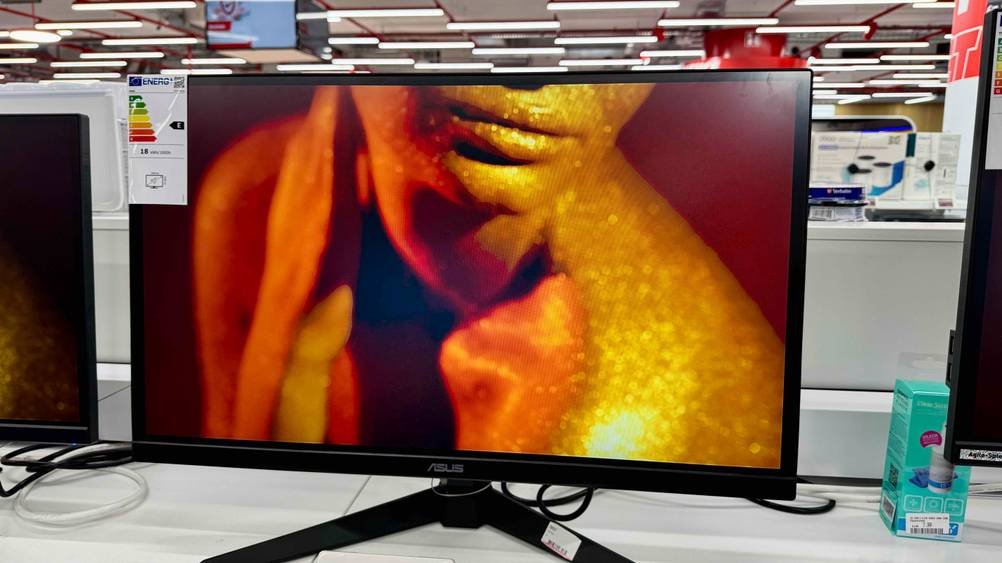 Der getestete Asus-Monitor (27 Zoll) mit einem eingeblendeten Bild auf einem Verkaufsregal.