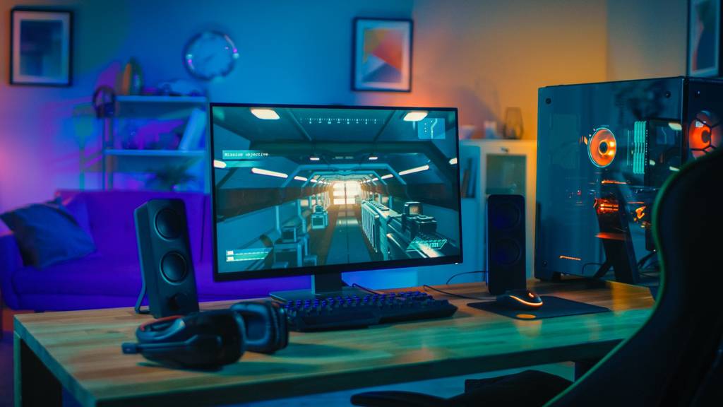 Getesteter Asus-27-Zoll-Gaming-Monitor auf einem Schreibtisch