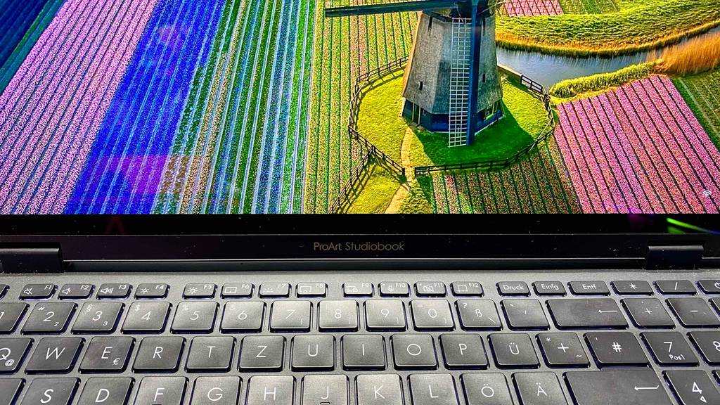 Notebook mit Touchscreen im Test: Nahaufnahme von einem bunten Windmühlen-Foto auf dem Bildschirm eines ProArt Studiobooks inklusive Teil der schwarzen Tastatur.