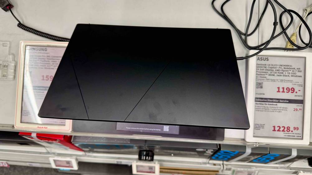 Das leicht zugeklappte ASUS-ZenBook im Test von oben, daneben Preisangaben.