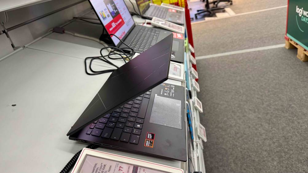 Seitenansicht des leicht zugeklappten ASUS-ZenBook im Test.