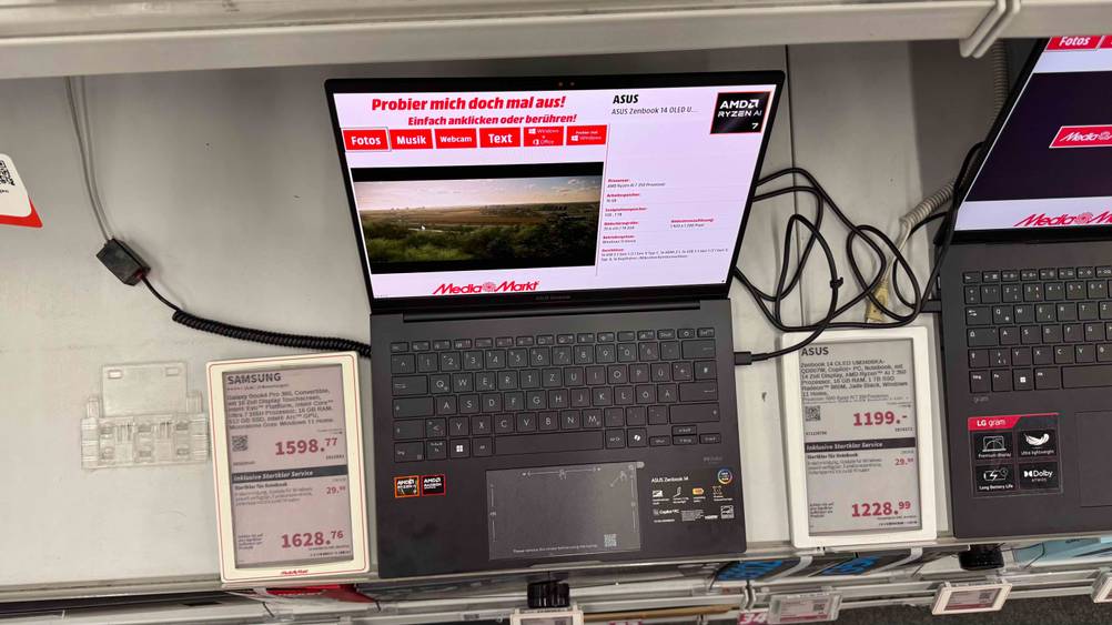 Das ASUS-ZenBook im Test aufgeklappt von oben in einem Verkausregal.
