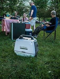 Ein Notstromaggregat steht im Gras.